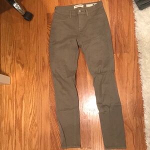 Women’s size 24 bullhead/ pacsun olive jeans.
